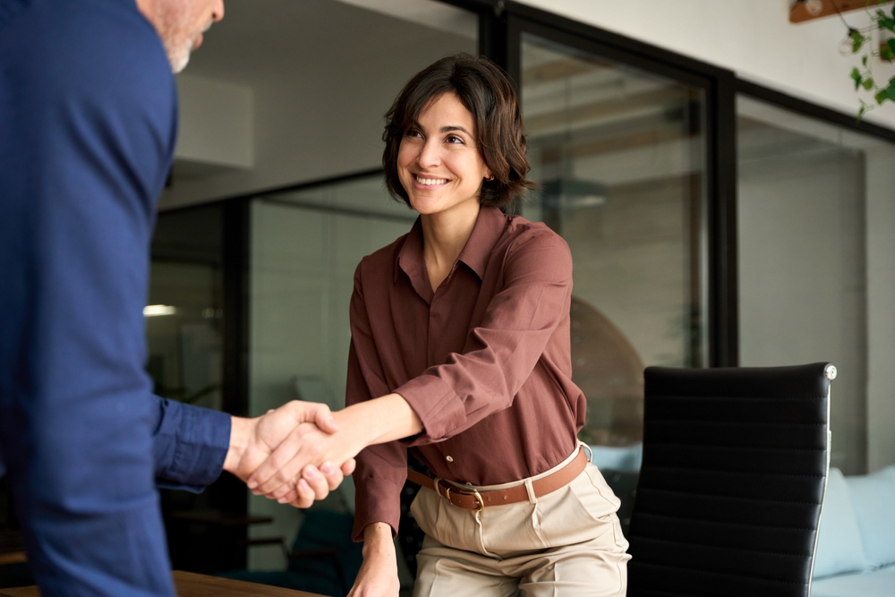 Female,Hr,Bank,Manager,,Financial,Advisor,Handshaking,Recruit,,Greeting,Client.